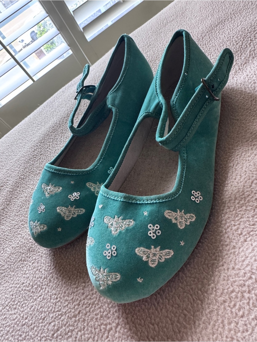 NWOT Joyfolie Brielle Mary Jane Flats with embroidered details  size Youth 3